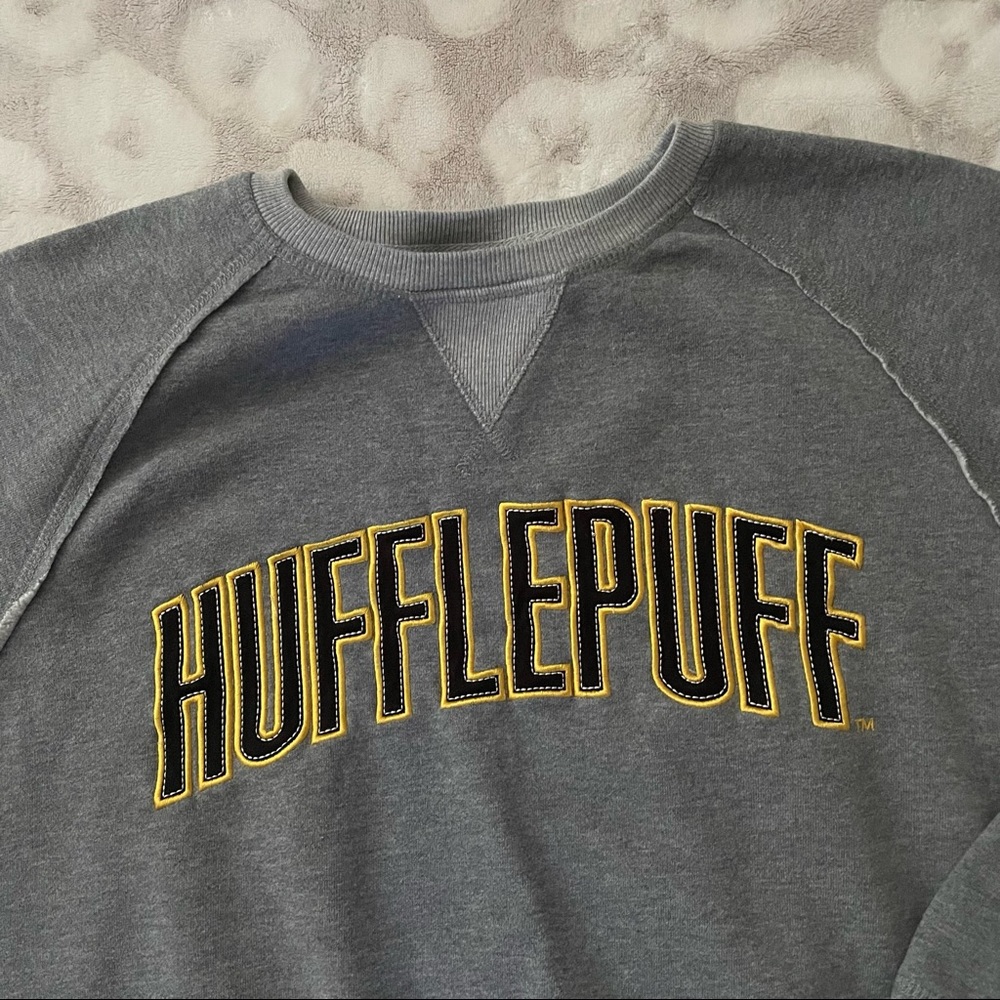 Harry Potter Hufflepuff Universal Studios Pullover Size Medium - Picture 2 of 8